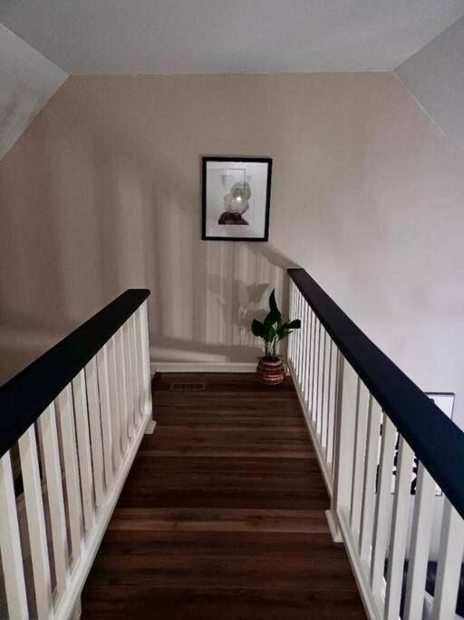 Plush Two Bedroom Retreat. A Home Away From Home! リバーデイル エクステリア 写真