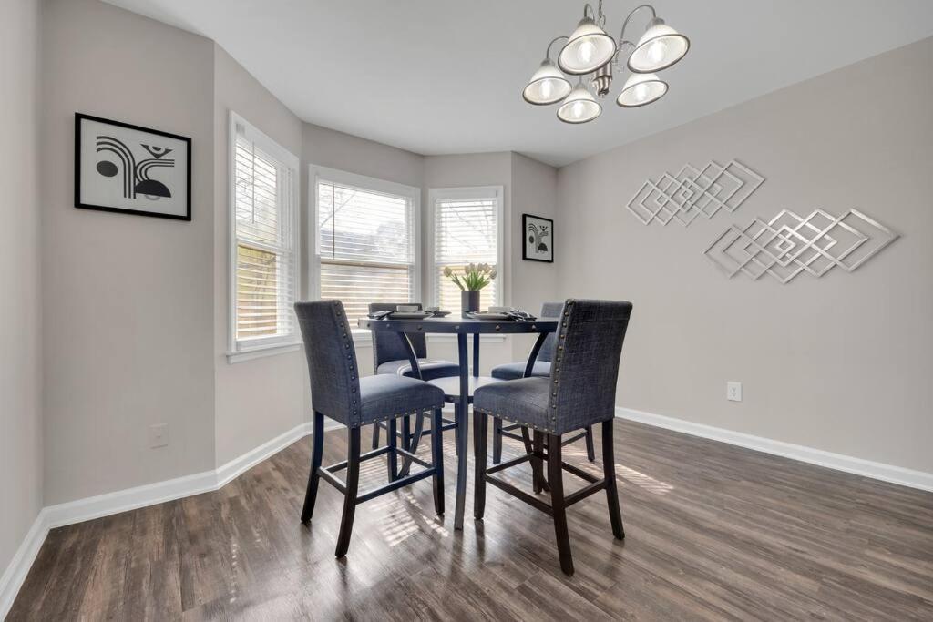 Plush Two Bedroom Retreat. A Home Away From Home! リバーデイル エクステリア 写真