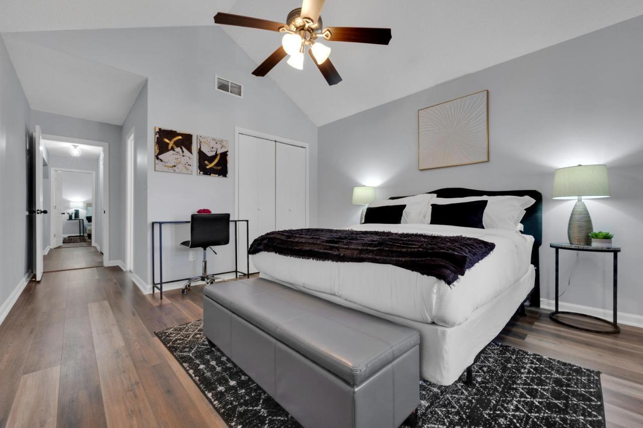 Plush Two Bedroom Retreat. A Home Away From Home! リバーデイル エクステリア 写真