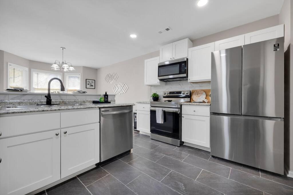 Plush Two Bedroom Retreat. A Home Away From Home! リバーデイル エクステリア 写真