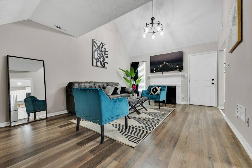 Plush Two Bedroom Retreat. A Home Away From Home! リバーデイル エクステリア 写真