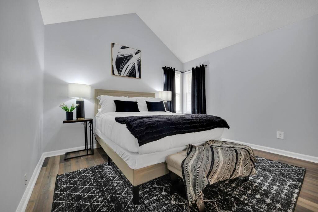 Plush Two Bedroom Retreat. A Home Away From Home! リバーデイル エクステリア 写真