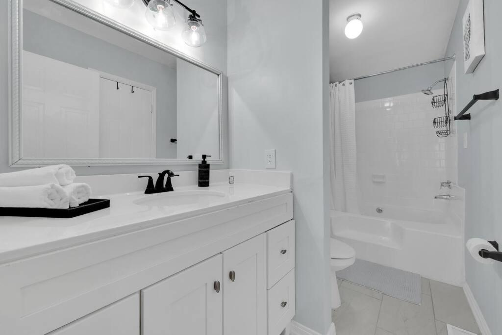 Plush Two Bedroom Retreat. A Home Away From Home! リバーデイル エクステリア 写真